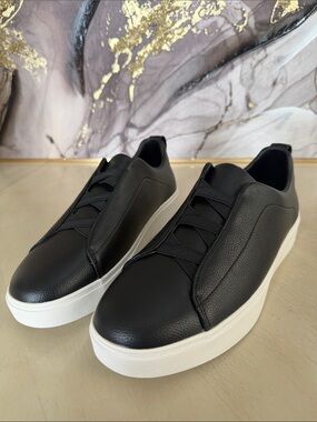 Minimalist Black Low-Top Sneakers with White Platform Sole